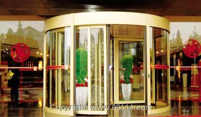 旋轉門X-1與自動工業門 高效安全的現代化入口解決方案